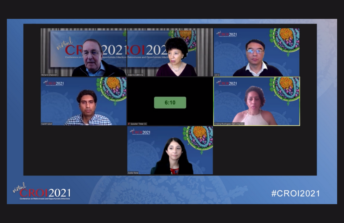 A Dr.ª Cristina Rodriguez-Hart (à direita) a discursar na CROI 2021.