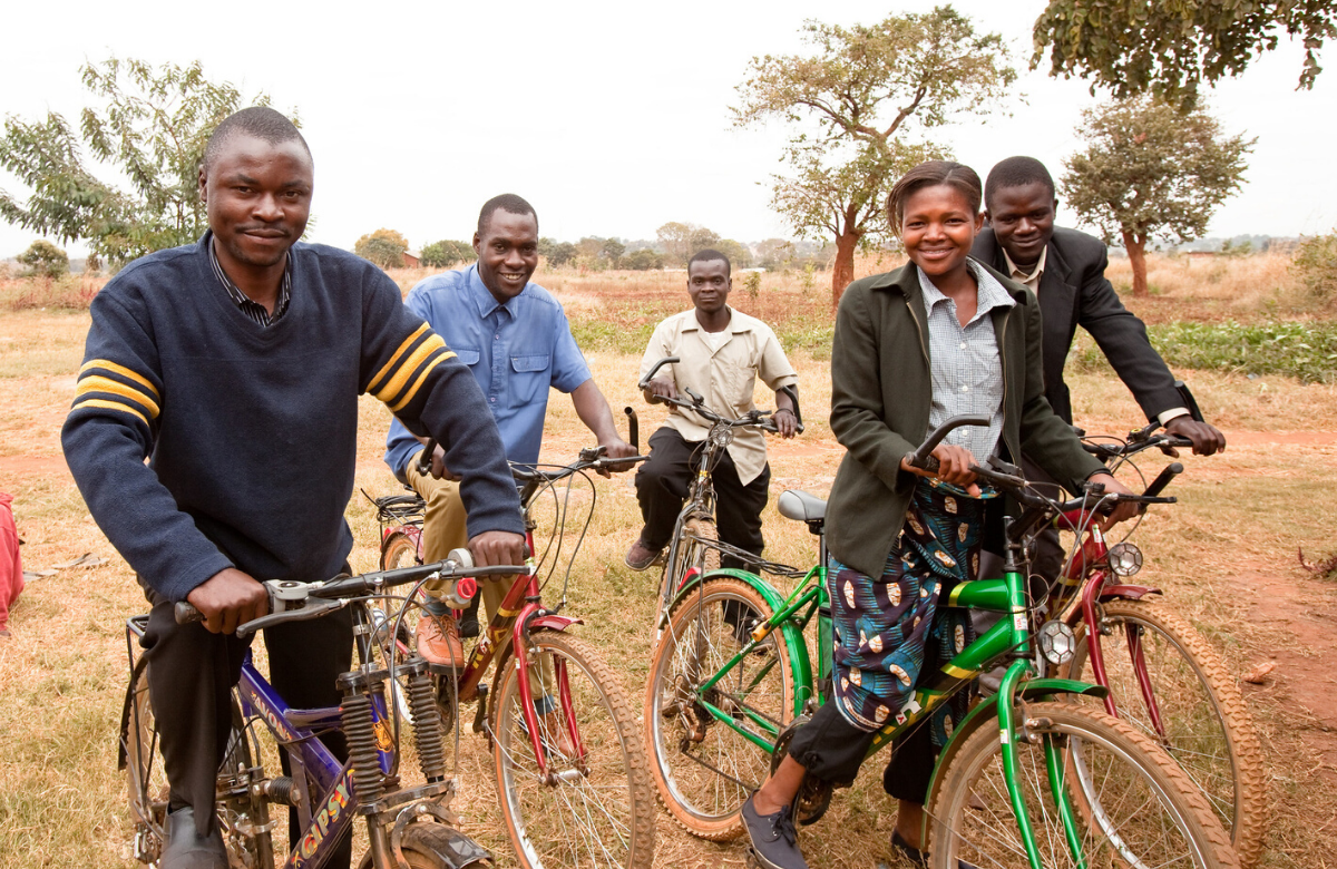 Imagem: Agentes comunitários de saúde a viajar de bicicleta para visitar os pacientes. Fundação das Crianças da Faculdade de Medicina de Baylor - Malawi / Chris Cox. Licença Creative Commons.