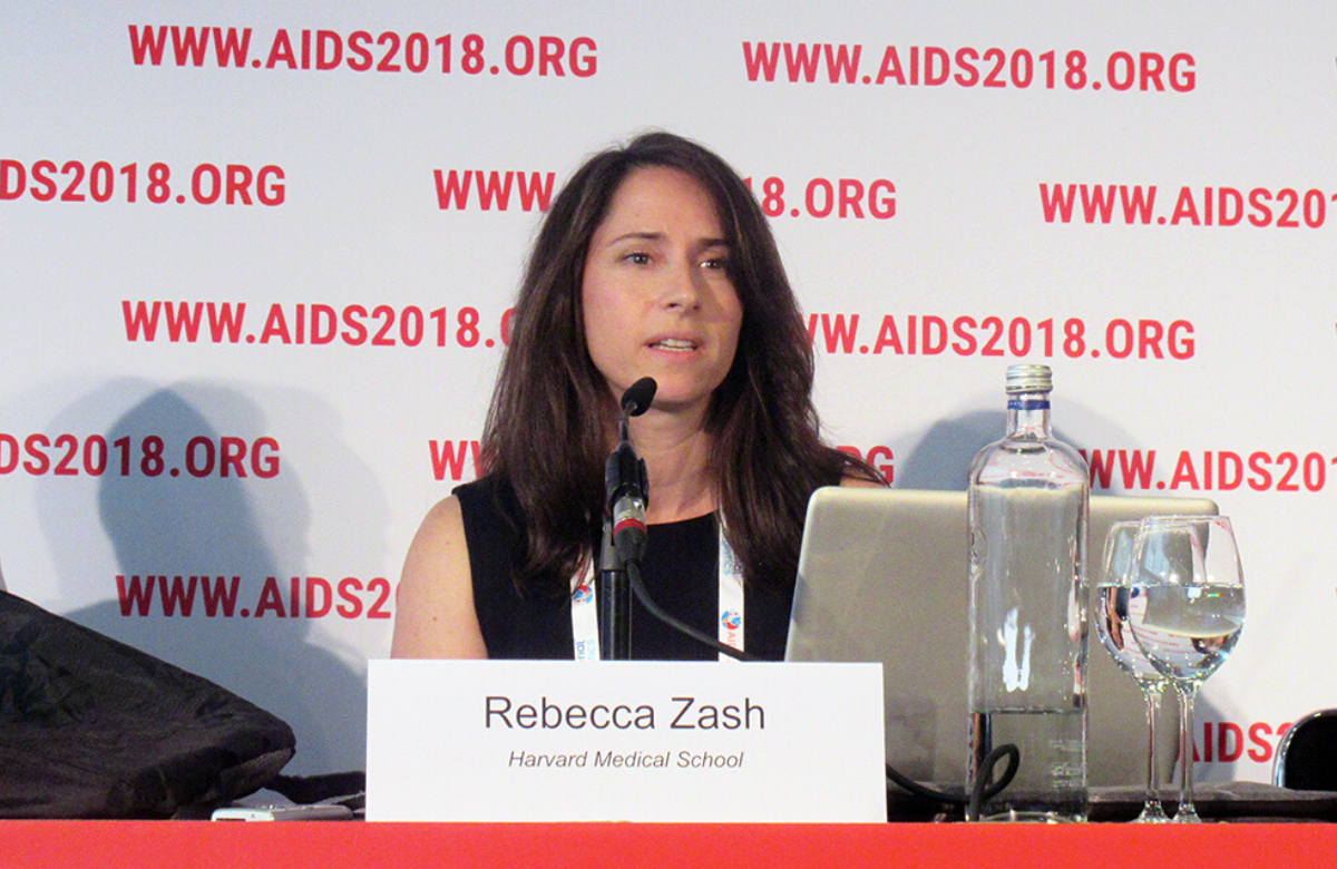 Imagen: Rebecca Zazh, en su presentación de los resultados del estudio Tsepamo en la conferencia AIDS 2018 celebrada en Ámsterdam. Foto: Liz Highleyman.