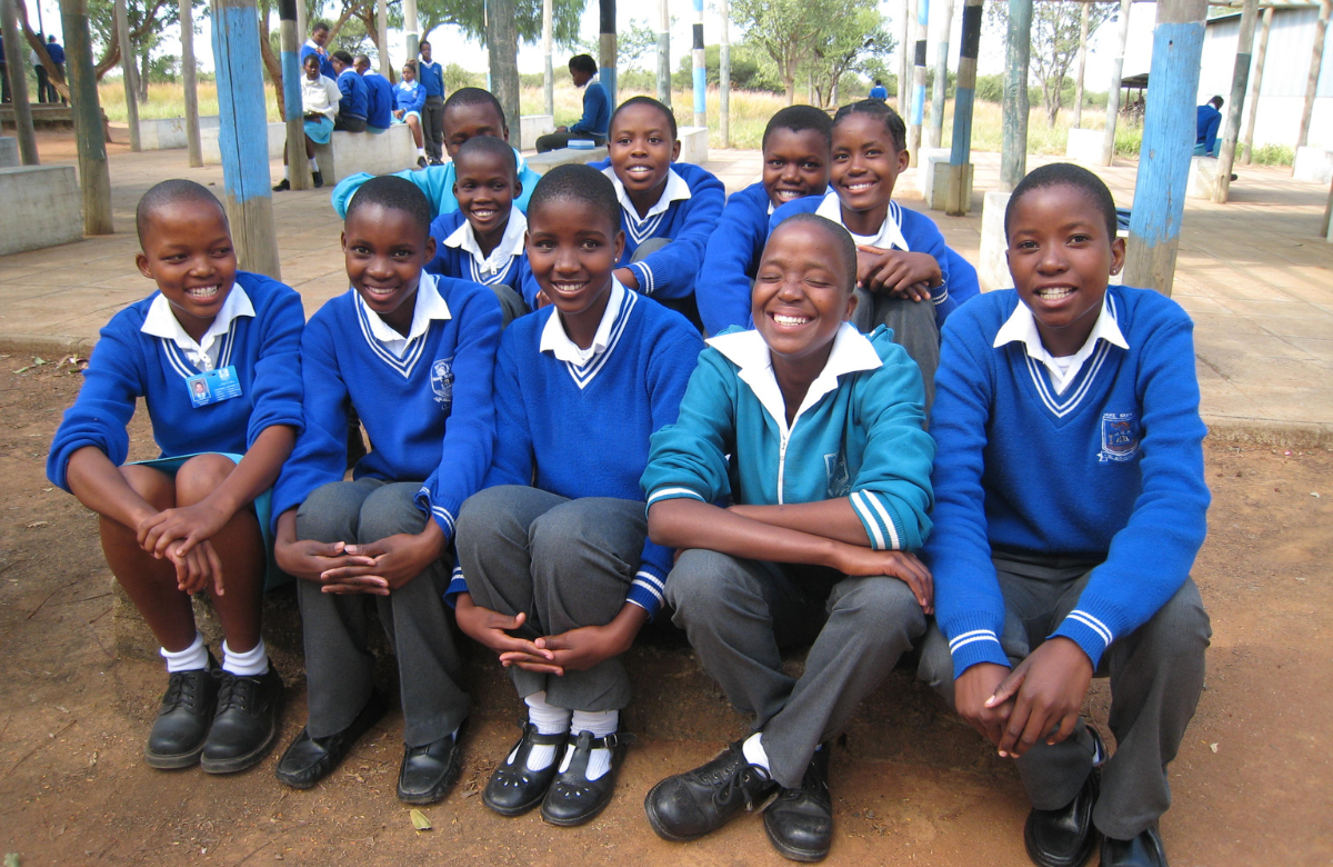 Des écoliers en Ouganda. Photo du Commonwealth. Licence de Creative Commons. L'image est présentée à des fins d'illustration uniquement.