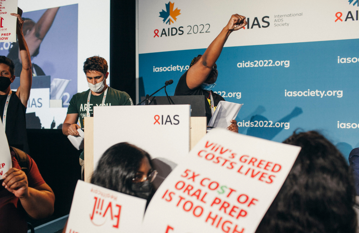 Sibongile Tshabalala, Chairperson de Treatment Action Campaign de Sudáfrica, liderando la protesta por la falta de acceso a la PrEP inyectable, en la AIDS 2022. Photo©Jordi Ruiz Cirera/IAS. 
