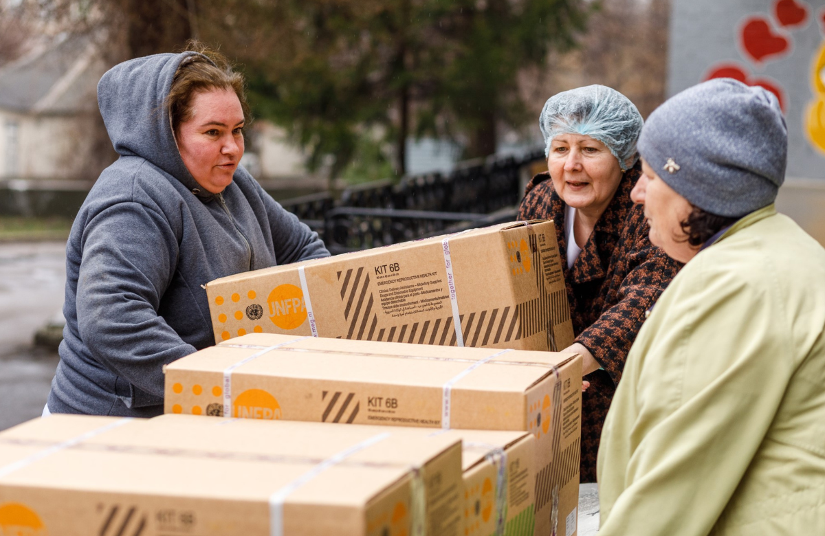 Reproductive health kits being delivered to the Dnipro maternity hospital, Ukraine. © UNFPA Ukraine/Mark Kachuro