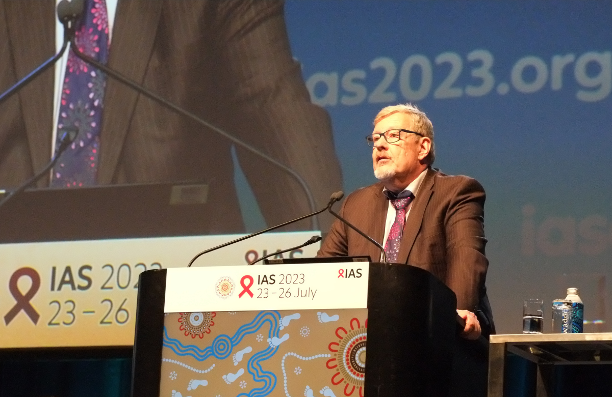Professor Jürgen Rockstroh na IAS 2023. Foto de Roger Pebody.