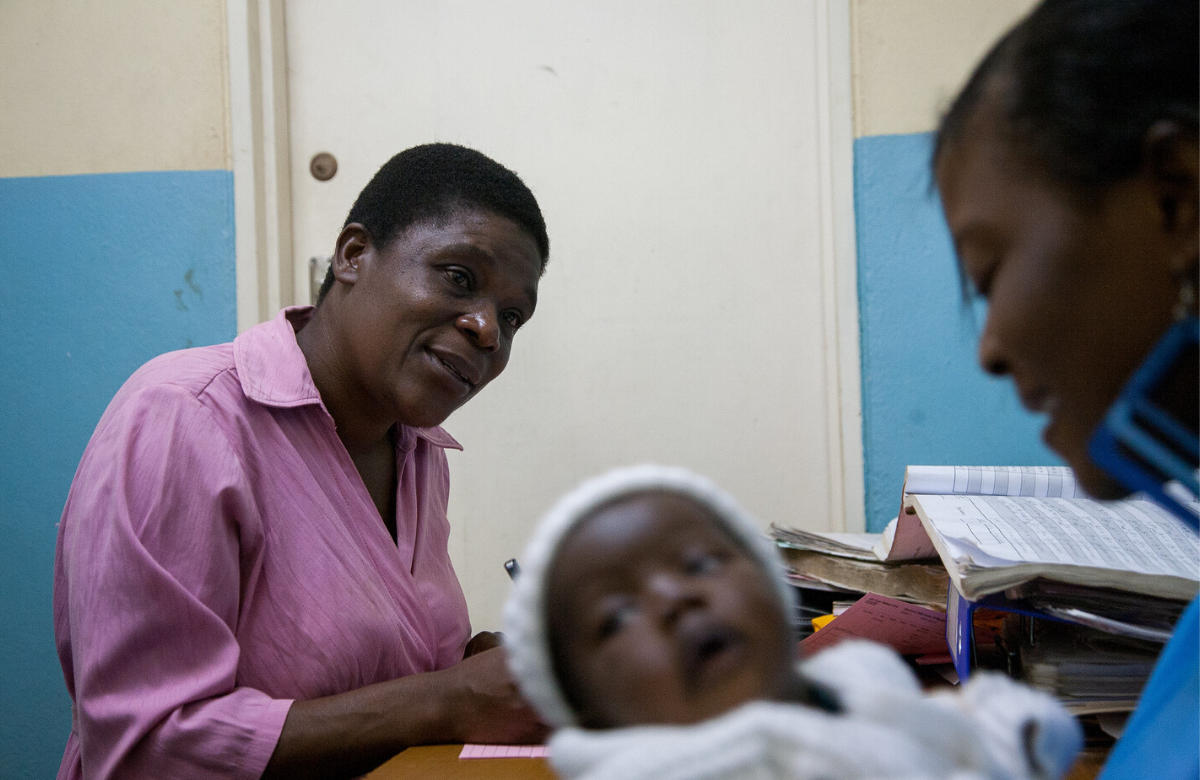 'Agentes comunitários de saúde que trabalham com mães infetadas pelo VIH'. Fundação das Crianças da Faculdade de Medicina de Baylor - Malawi / Robbie Flick. Licença Creative Commons. 
