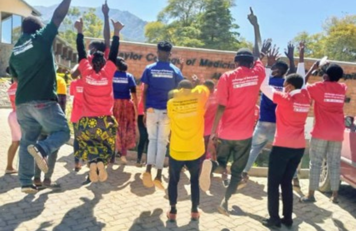 Un gruppo di giovani al Baylor International Pediatric AIDS Initiative Centre in Tanzania. Foto pubblicata col permesso del Baylor College of Medicine Children's Foundation, Tanzania.