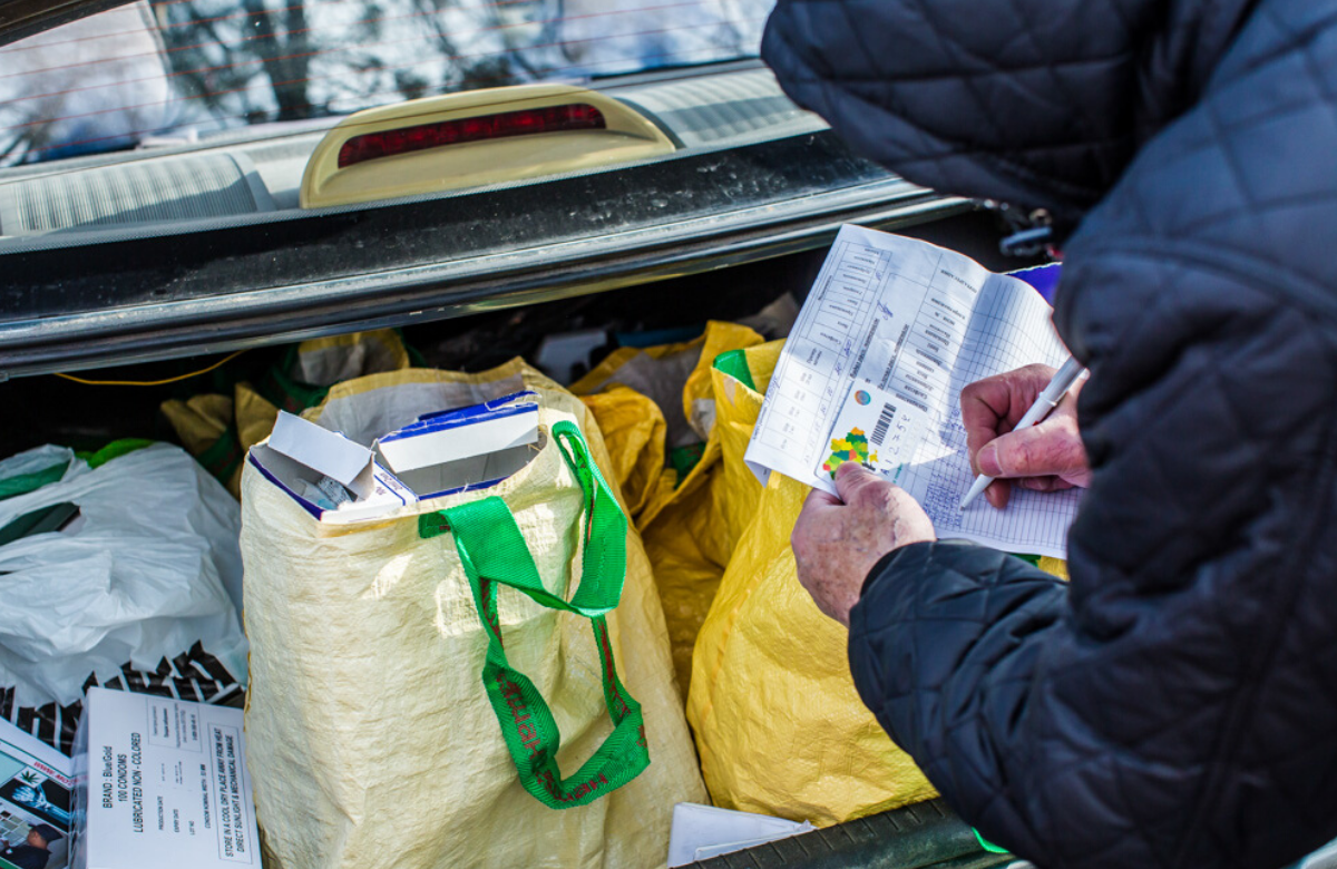 Photo: Distribution de seringues propres, de préservatifs, et autres éléments de réduction des risques en Ukraine. Brendan Hoffman/Global Fund Advocates Network. Creative Commons licence