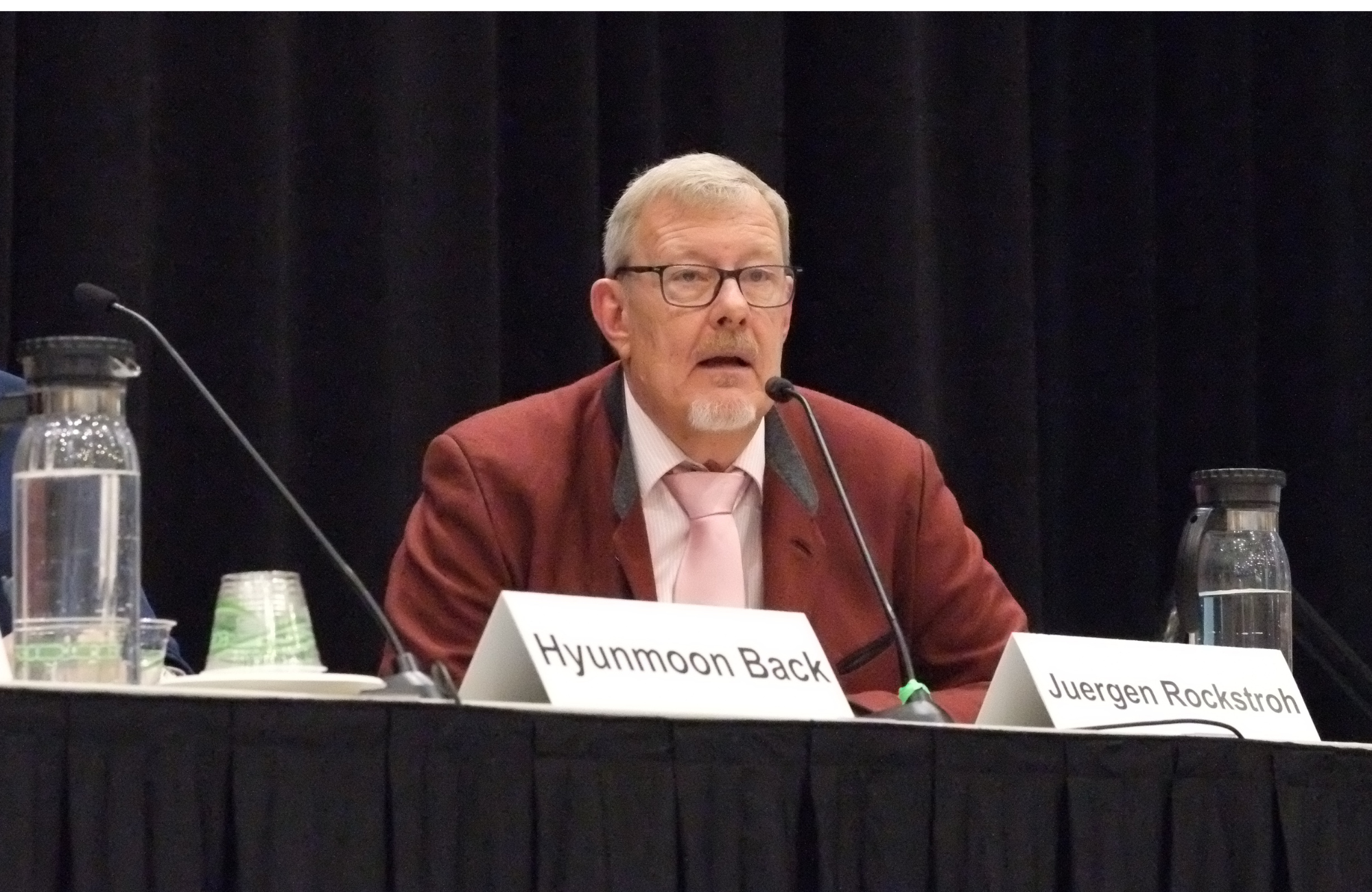 Professor Jürgen Rockstroh at CROI 2026. He is talking into a microphone.