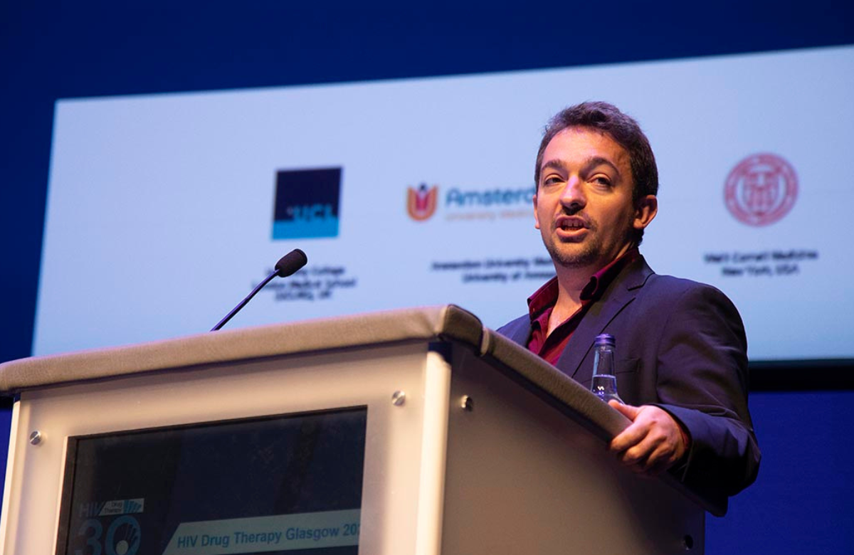 El doctor Maxime Hentzien durante su presentación en HIV Glasgow 2022. Imagen: Alan Donaldson Photography.