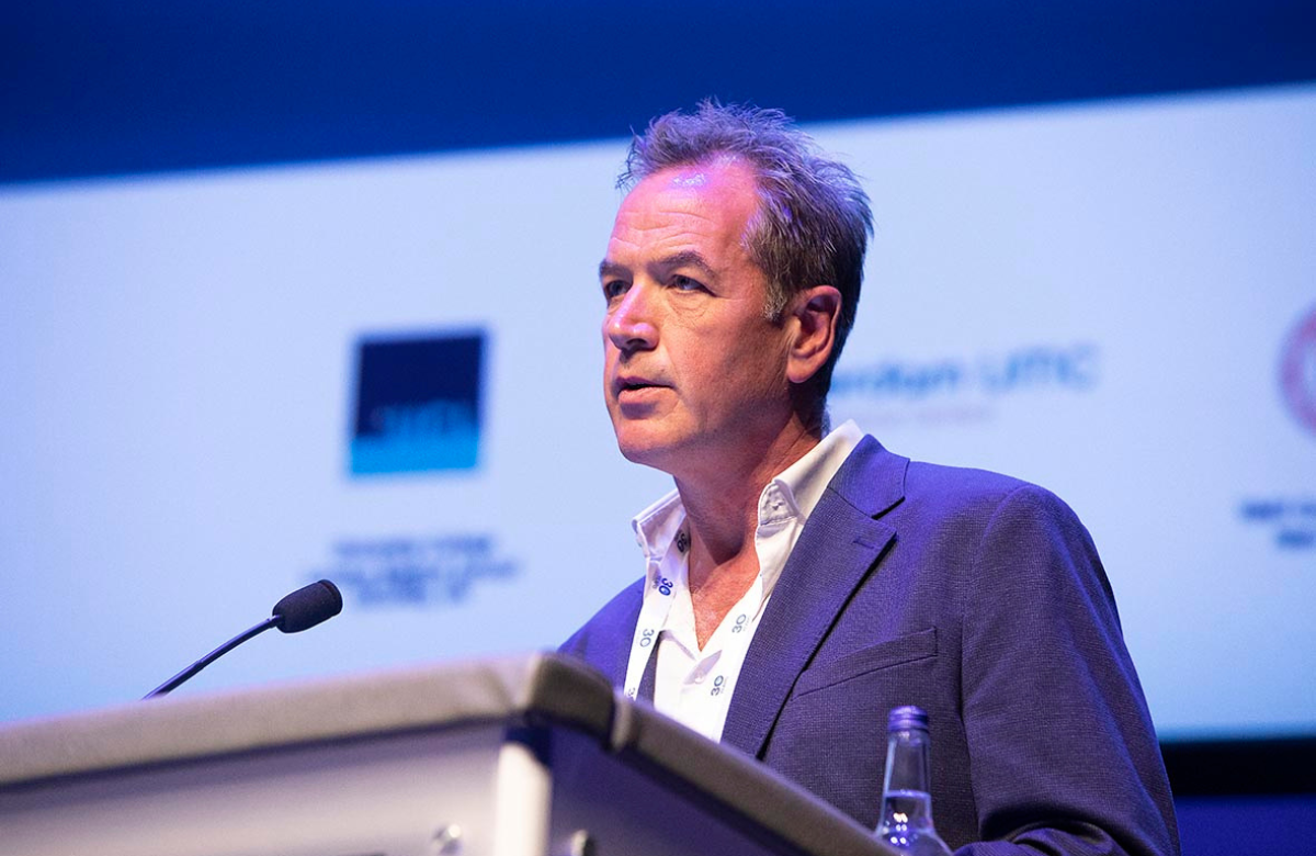 Il dott. Andrew Hill durante il suo intervento a HIV Glasgow 2022. Foto di Alan Donaldson Photography.