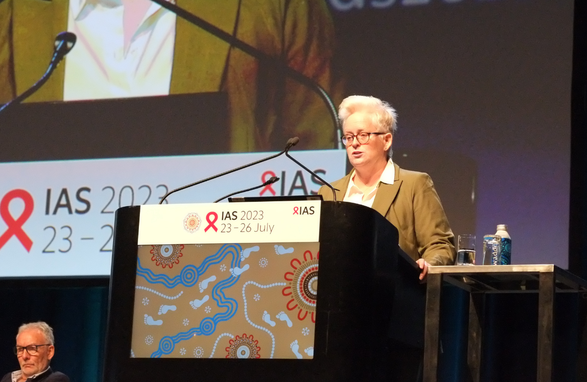 Dra. Carol Camlin na IAS 2023. Foto de Roger Pebody.