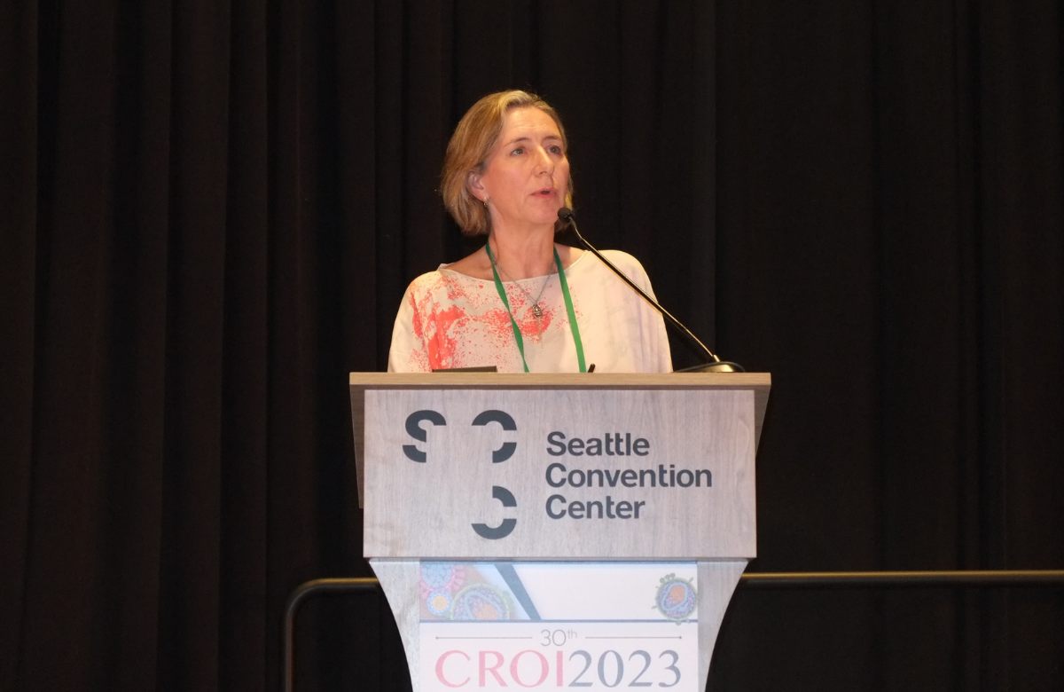 La prof.ssa Gail Matthews durante il suo intervento a CROI 2023. Foto di Roger Pebody. 