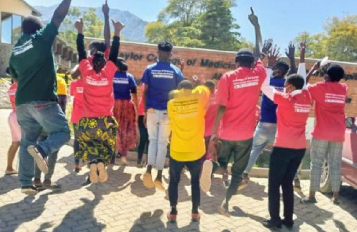 Un grupo de jóvenes en un centro de la Iniciativa Internacional de la Universidad de Baylor contra el Sida Pediátrico en Tanzania. Foto reproducida con autorización, Facultad de Medicina Baylor de Children's Foundation, Tanzania.