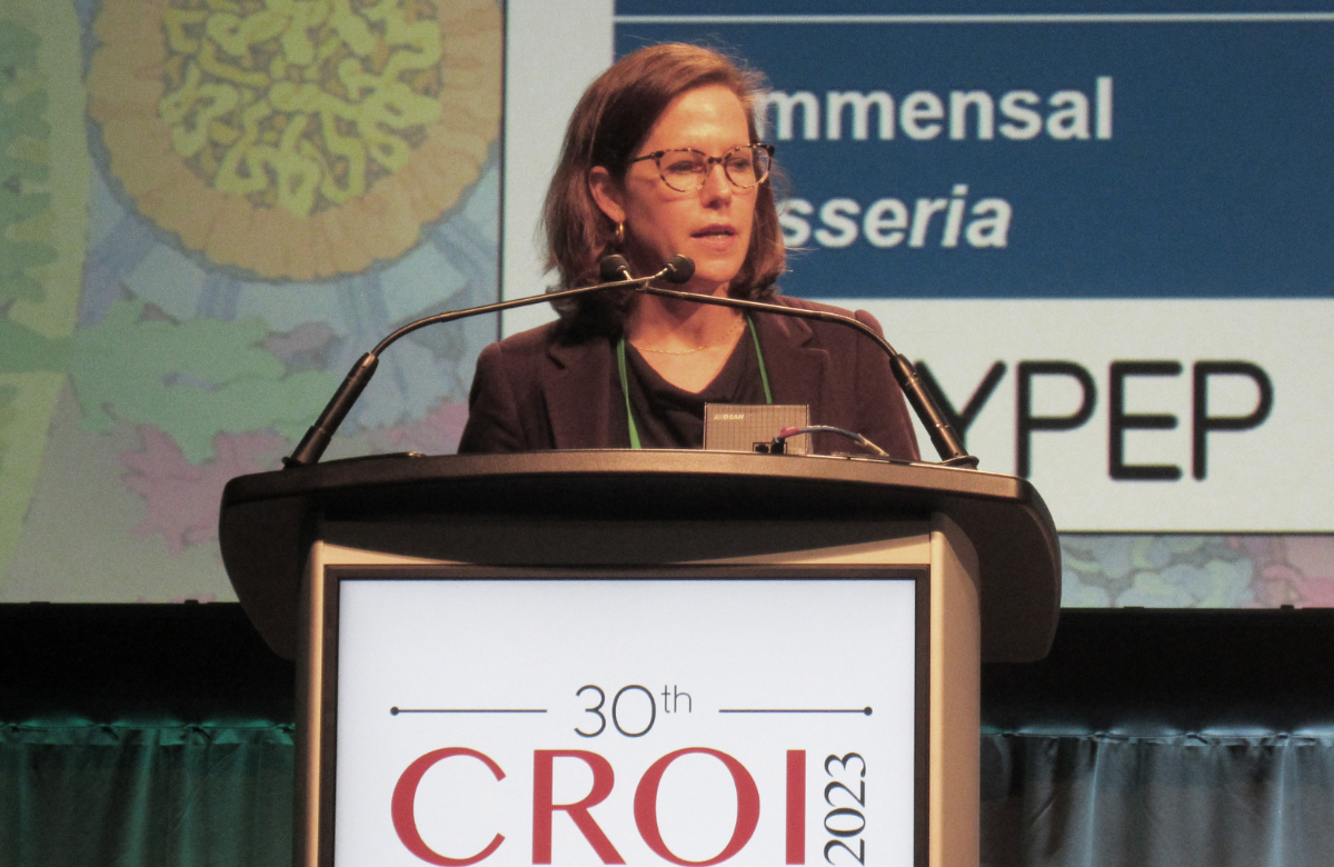La profesora Annie Luetkemeyer, en su presentación en la CROI 2023. Foto: Liz Highleyman. 
