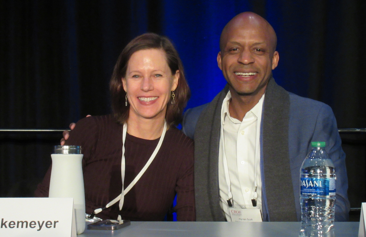 Professora Annie Luetkemeyer e Dr. Hyman Scott na CROI 2024. Foto de Liz Highleyman.