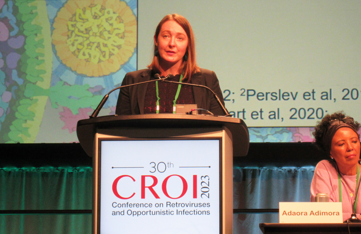 Dr Jenell Stewart présente à CROI 2023. Photo de Liz Highleyman. 