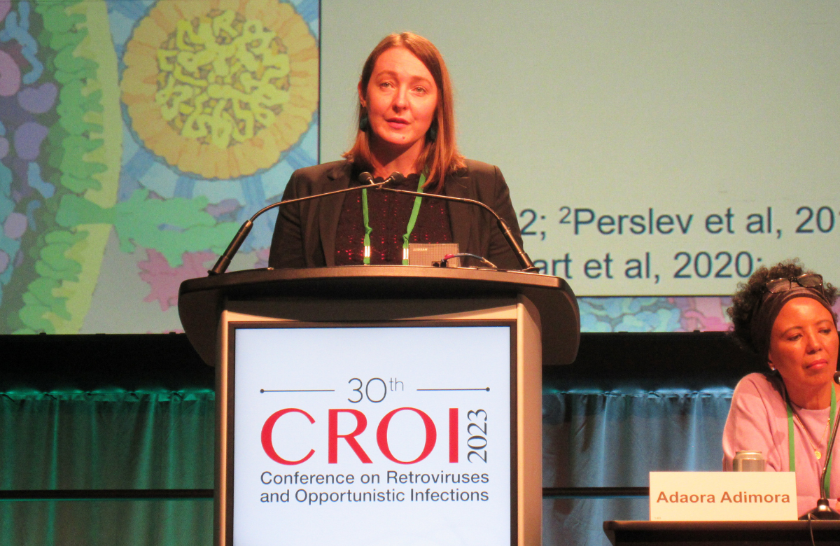 Dra. Jenell Stewart a apresentar na CROI 2023. Foto de Liz Highleyman. 