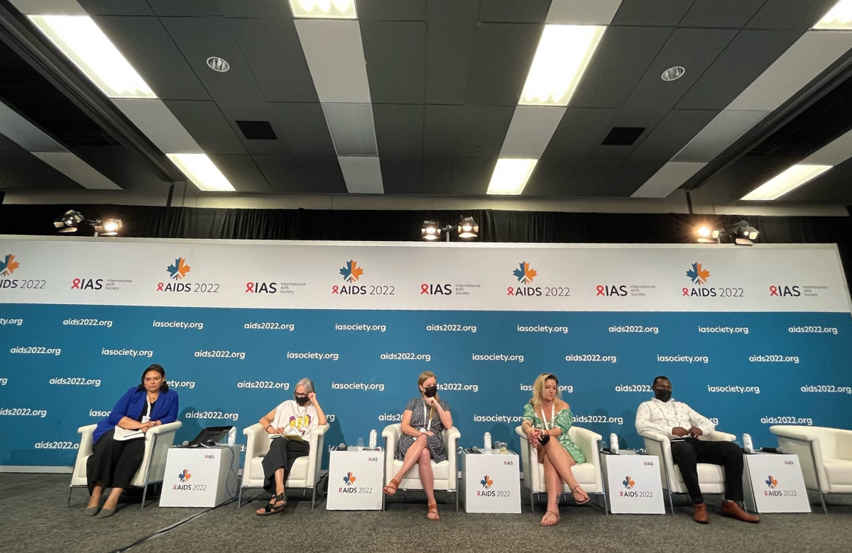 O painel comunitário da sessão na AIDS 2022. Foto de Oğuzhan Nuh