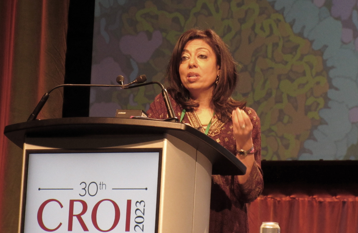 Professora Monica Gandhi a apresentar na CROI 2023. Foto de Liz Highleyman.