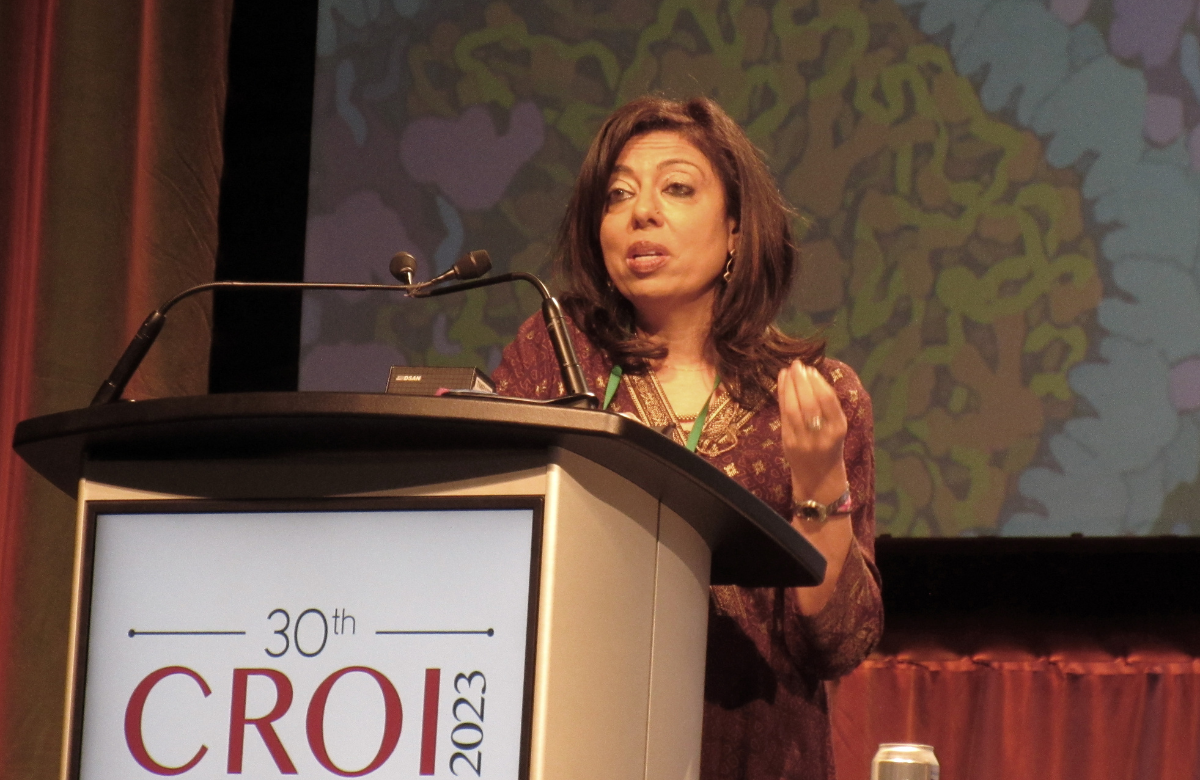 La prof.ssa Monica Gandhi durante il suo intervento a CROI 2023. Foto di Liz Highleyman.