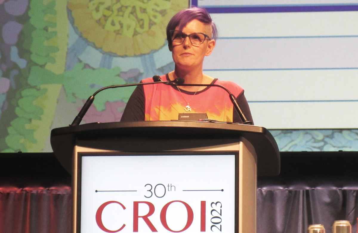 Professora Chloe Orkin a apresentar na CROI 2023. Foto de Liz Highleyman.