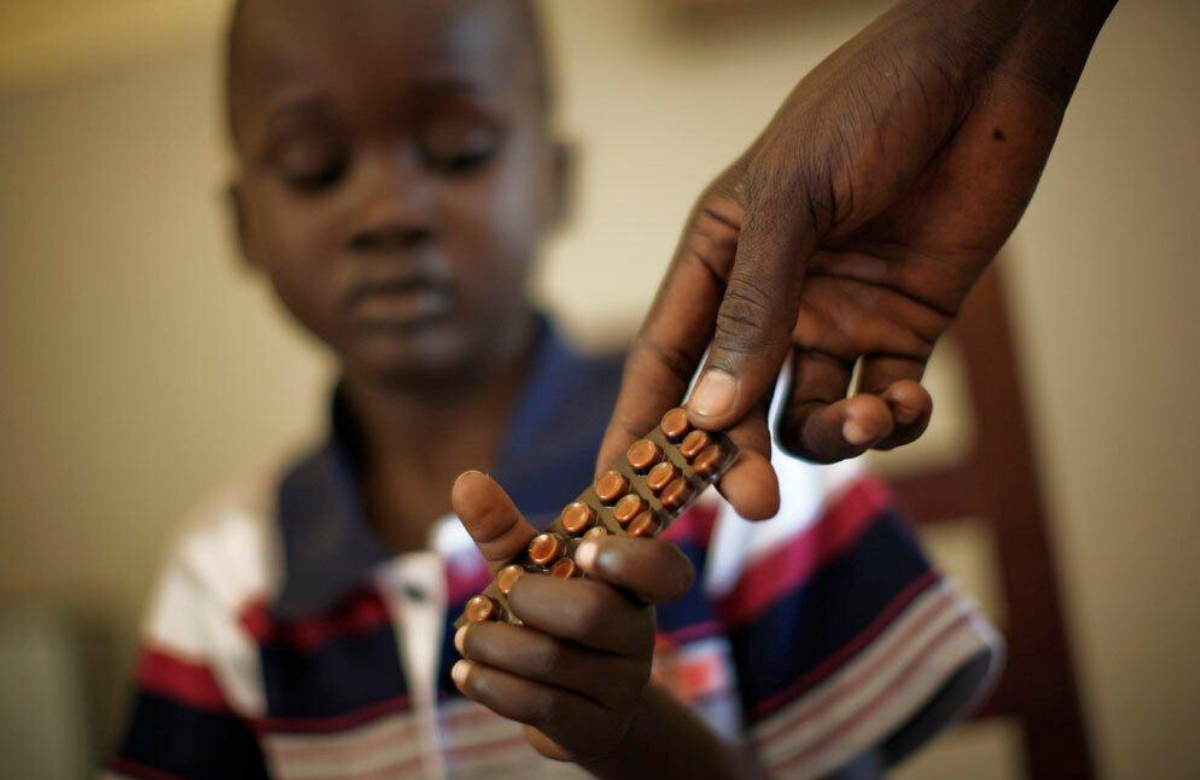 Criança a receber um medicamento contra a tuberculose no Sudão do Sul. PNUD Sudão do Sul / Brian Sokol. Licença Creative Commons