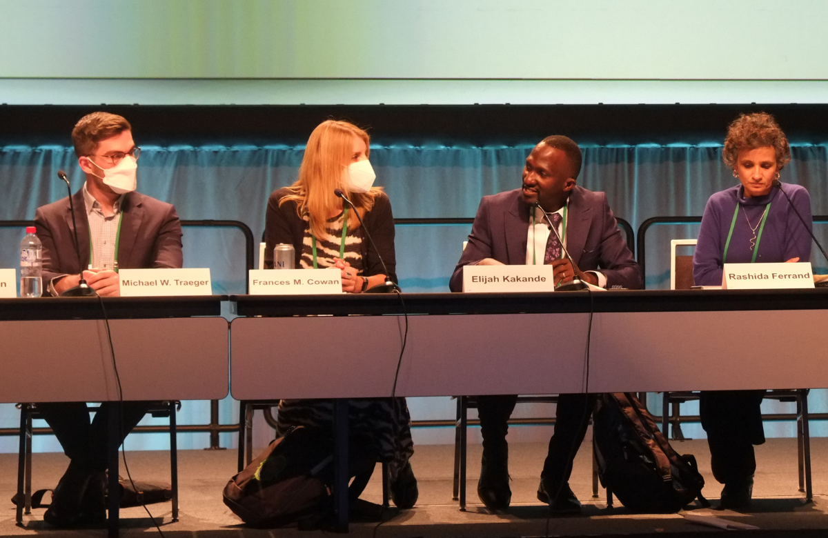 Dr. Elijah Kakande (third from left) na CROI 2023. Foto de Roger Pebody