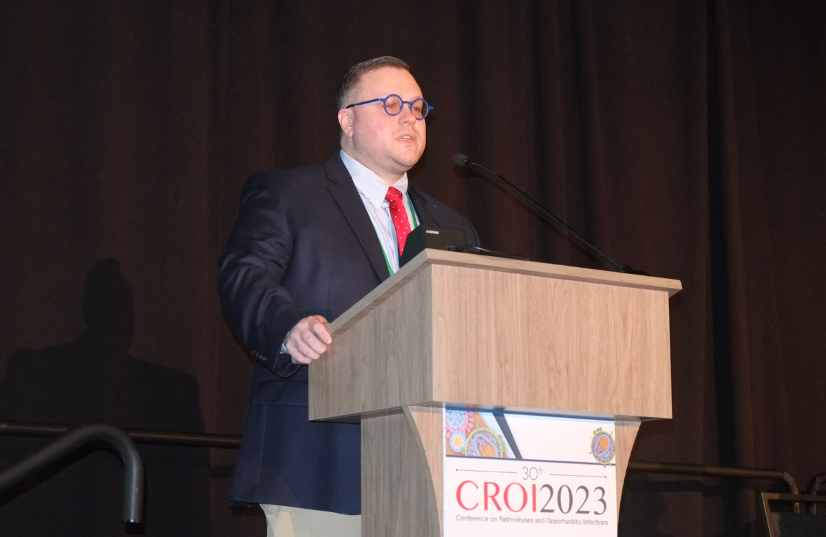 Professor Mark Marzinke a apresentar na CROI 2023. Foto de Roger Pebody.