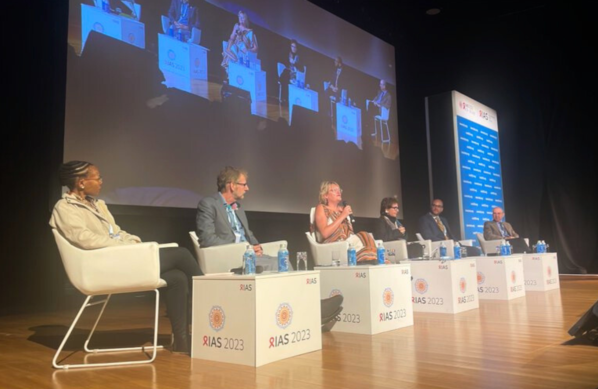 La mesa de debate del simposio sobre el ensayo REPRIEVE en la IAS 2023. Foto: @iasociety.