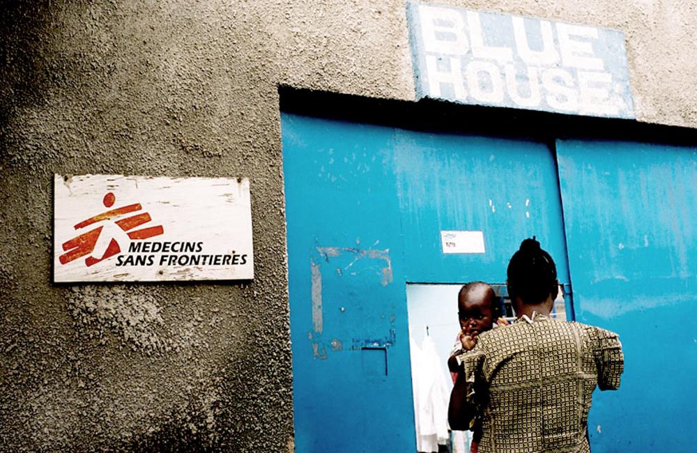 Mother and child enter MSF’s HIV/TB 'Blue House' clinic in Mathare, Nairobi, Kenya. Image © William Martin/MSF