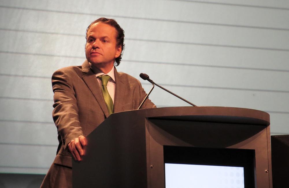 Eric Lawitz of Texas Liver Institute presents results of the LONE STAR study. Photo by Liz Highleyman, hivandhepatitis.com