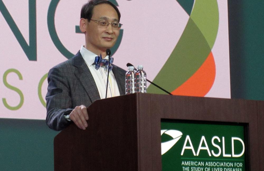Calvin Pan, presenting at AASLD 2015. Photo by Liz Highleyman, hivandhepatitis.com