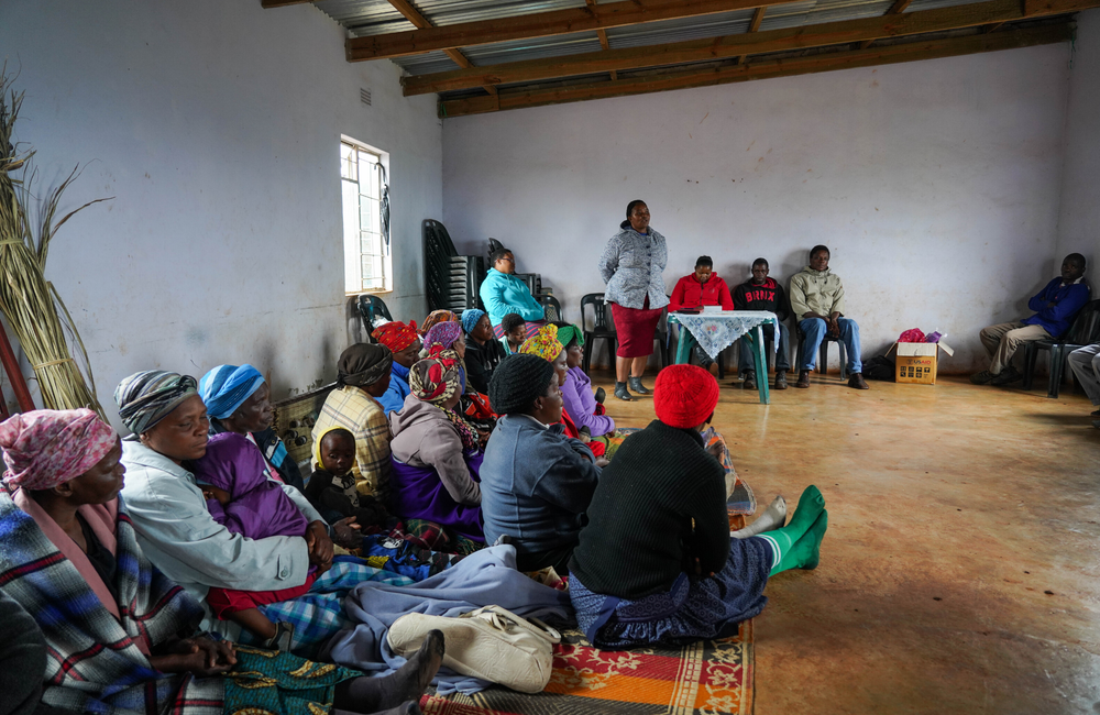 People listening to the health promoter at the 'Cow head' meeting, a traditional space for discussion of HIV and TB topics for the community, Shiselweni region. Photo by Fanny Hostettler/MSF.