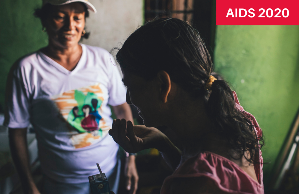 Image: Health worker attends to TB patient/Trabajadores de salud atienden a paciente de tuberculosis. Pan American Health Organization PAHO. Creative Commons licence.
