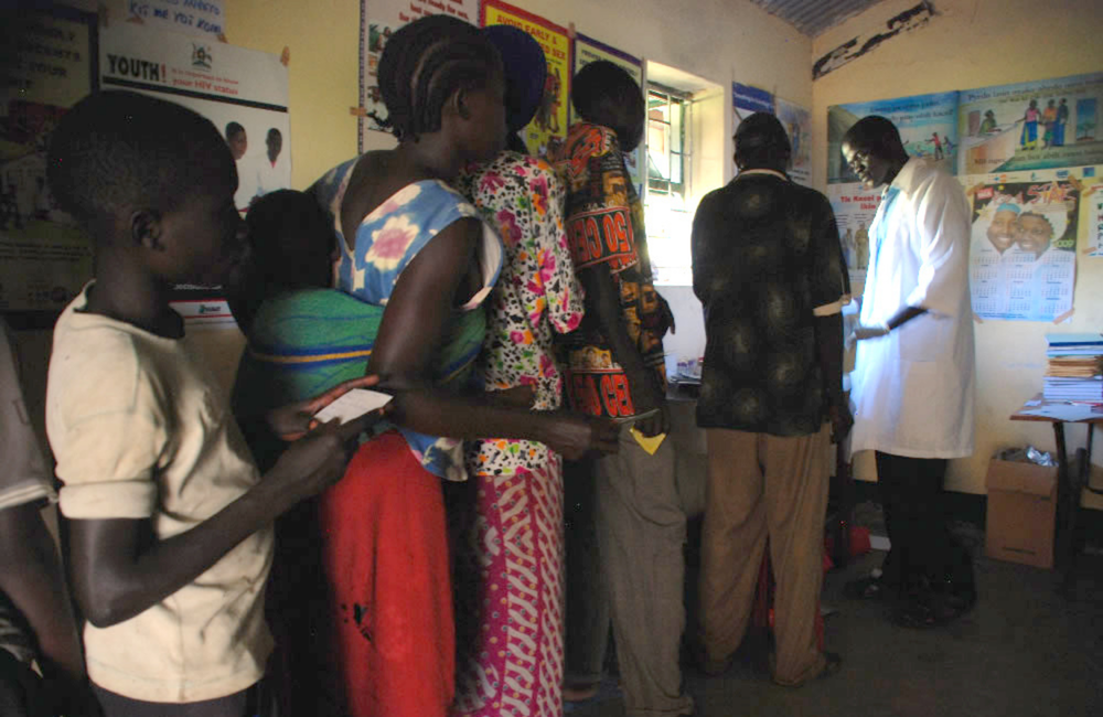 Villagers line up to get tested for HIV in Uganda. Victoria Holdsworth/Commonwealth Secretariat. Creative Commons licence.
